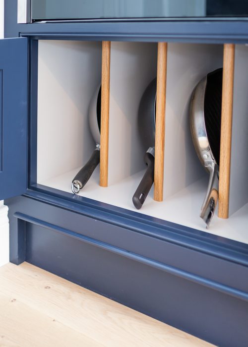 Clever frying pan storage